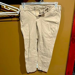 Old Navy Pixie Midrise capri kaki pants. Size 8